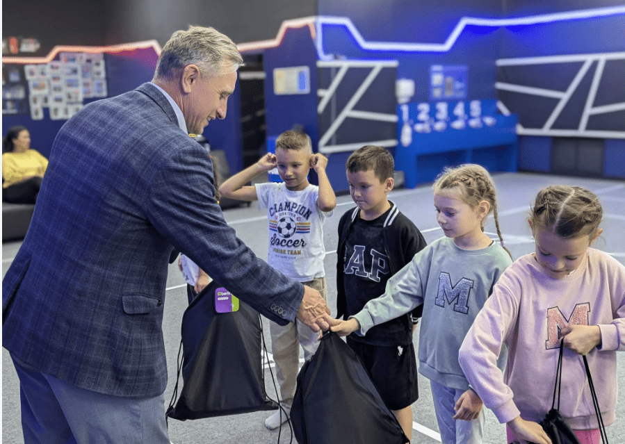 Дети заводчан в Альметьевске получили наборы первоклассника от ОМК Дети заводчан в Альметьевске получили наборы первоклассника от ОМК